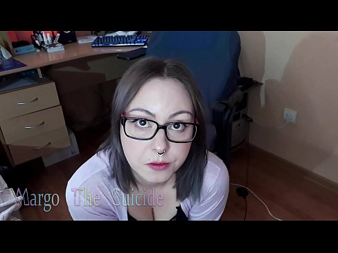 ❤️ Көз айнек тагынган сексуалдуу кыз Дилдону камерага терең соруп ❌ Силиктөө видео боюнча бизде