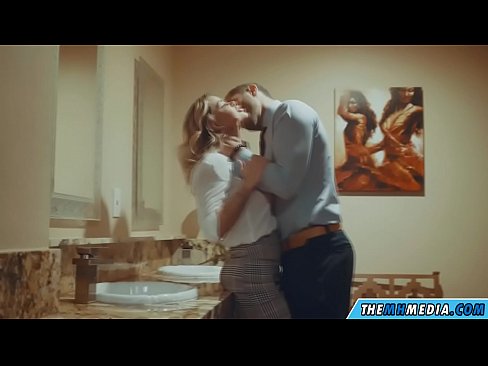 ❤️ Блондинка сени коомдук дааратканада азгырып жатканда ❌ Силиктөө видео боюнча бизде